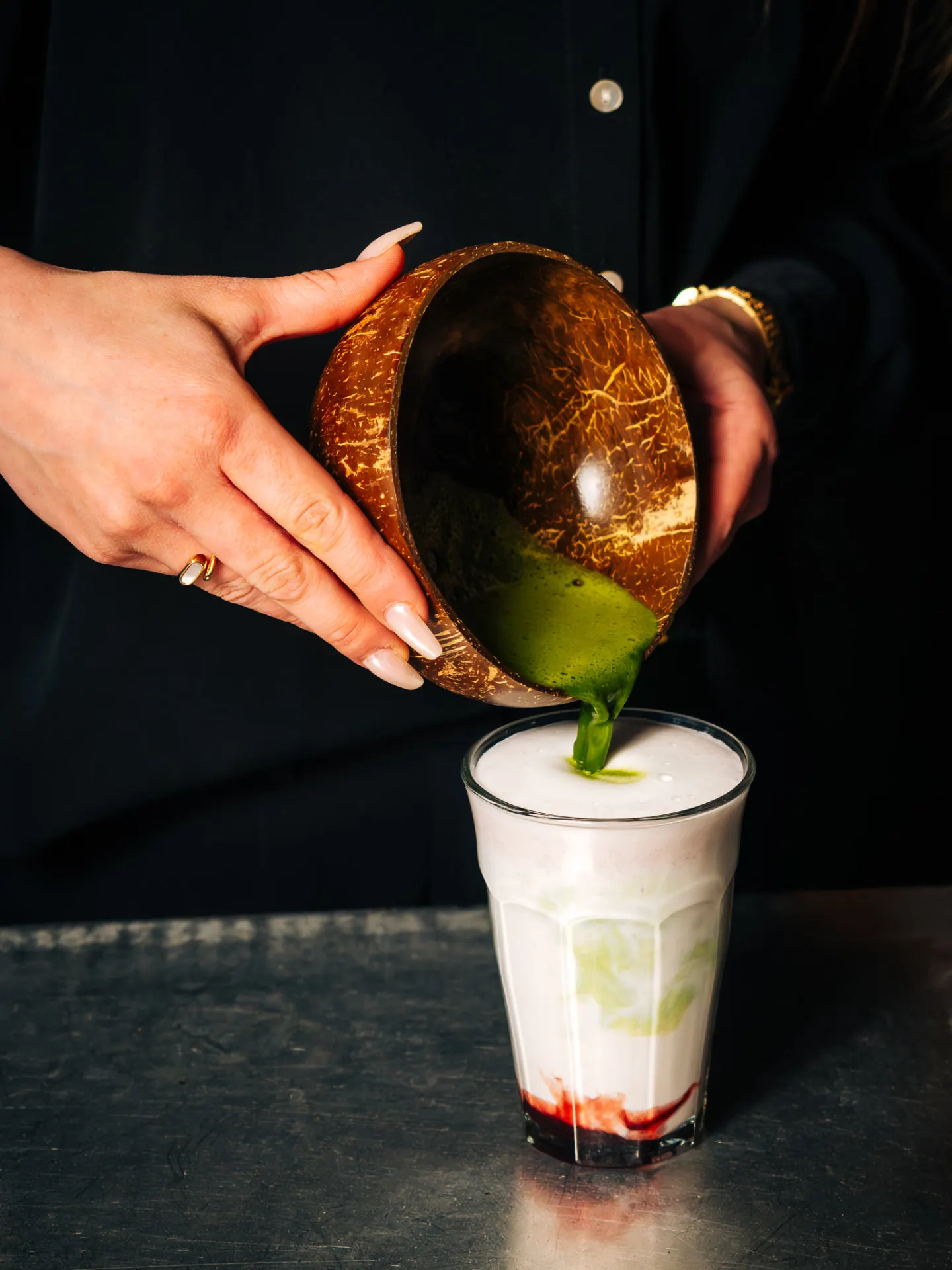 Préparation d'un matcha latte fraise